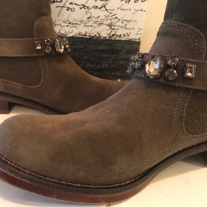 Kenzie ankle boots 8.5m Olive suede like new new stylish dress up/down comfy